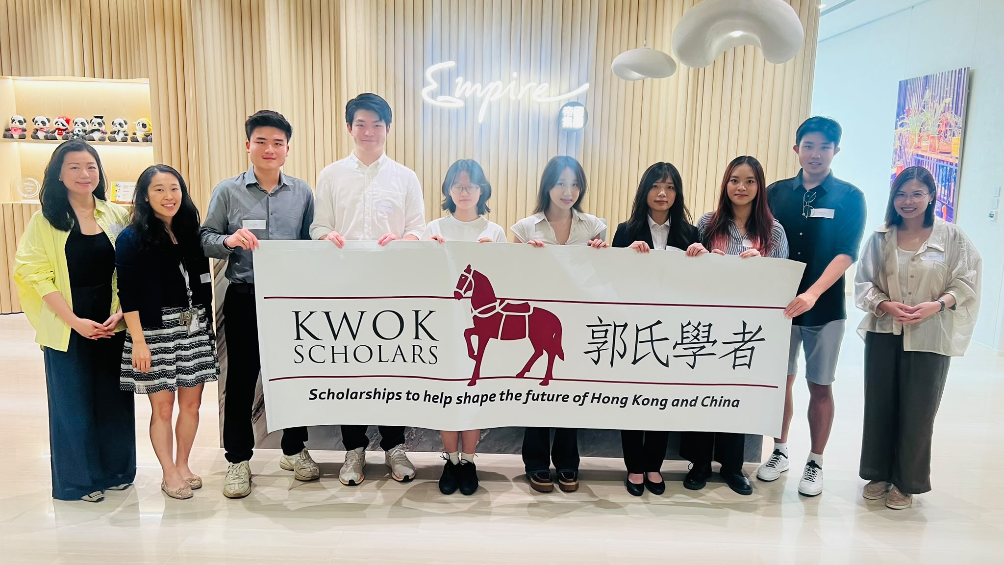 At the Health Center of Society for Community Organization, Kwok Scholars packed soups and thermal clothes, ready to distribute them to the elderly in Sham Shui Po area.